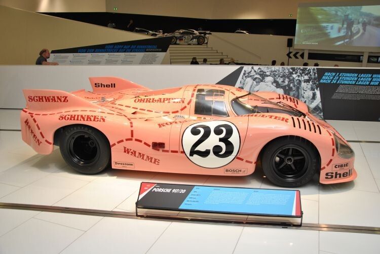 Nachfolger des 908 war der von Ferdinand Piech kontruierte 917, hier in der bekannten „Sau“-Lackierung. Die hatte Porsche-Designer Anatole Lapine erdacht – Aufmerksamkeit war und ist dem Wagen gewiss. (Foto: Dominsky)