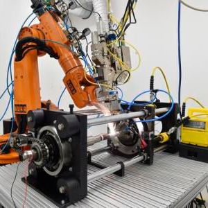 So sieht die Systemtechnik mit rotierendem Werkstück aus, die für den ultraschallunterstützten Laserschweißprozess an hybriden Metallbauteilen der Paarungen Stahl-Stahl oder Stahl-Nickel am LZH verwendet wird.(Bild:  LZH)