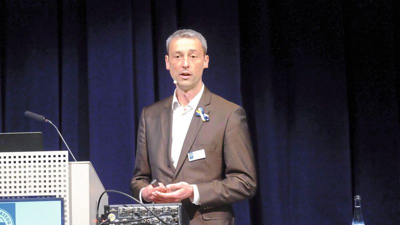 Björn Noack von der Robert Bosch GmbH glaubt fest daran, dass der Verbrennungsmotor auch noch in Zukunft eine Rolle spielen wird. (Bild: Zietz/»kfz-betrieb«)