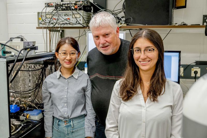 Lejing Li, Wolfgang Schuhmann und Carla Santana Santos vom Bochumer Zentrum für Elektrochemie (von links)   (Bild: RUB, Marquard)