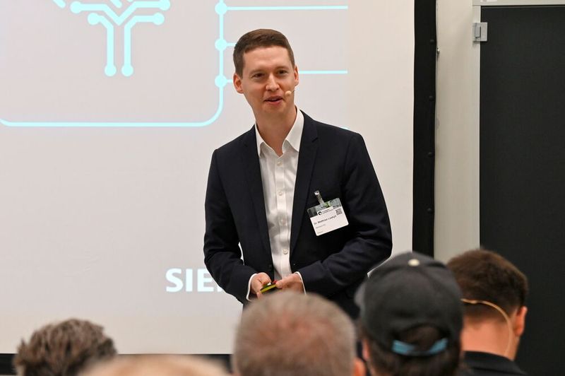 Dr. Matthias Loskyll, Senior Director AI & Robotics bei Siemens sprach in seiner Keynote über die „Automatisierung der Automatisierung“ – mithilfe von KI. (Bild: Stefanie Michel)