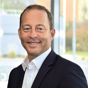 Daniel König spricht über die Chancen der Vernetzung zwischen Fahrer, Auto, Hersteller und Dienstleistern.(Bild:  Real Garant)