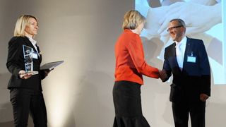 Barbara Kux aus dem Siemens-Vorstand überreicht den Supplier-Award an Christian Trips (Archiv: Vogel Business Media)