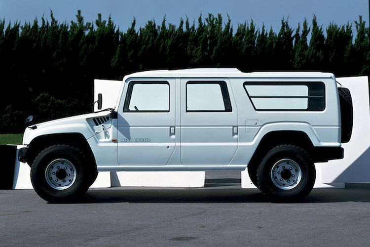 Die Zivilvariante des Mega Cruiser ist ganz ansehnlich geraten und darüber hinaus überaus geländegängig. Anders als der Hummer „Humvee“ macht eine primitive Querlenkerkonstruktion die durch die Portalachsen gewonnene Bodenfreiheit zum Gutteil zunichte. (Bild: Toyota)