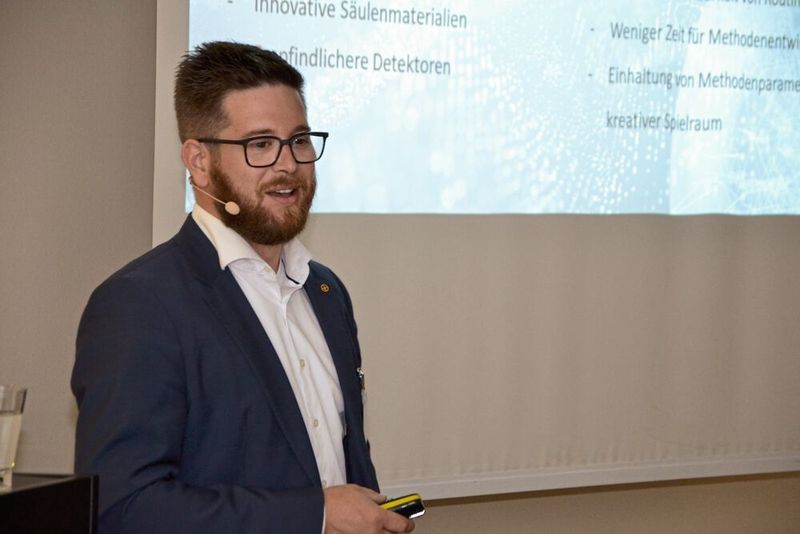 Shimadzu-HPLC-Spezialist Dr. Stefan Vosskötter erklärt in seinem Workshop, was Anwender bei der Methodenentwicklung beachten müssen und welche Fallstricke es hier gibt. (LABORPRAXIS/Ottleben)