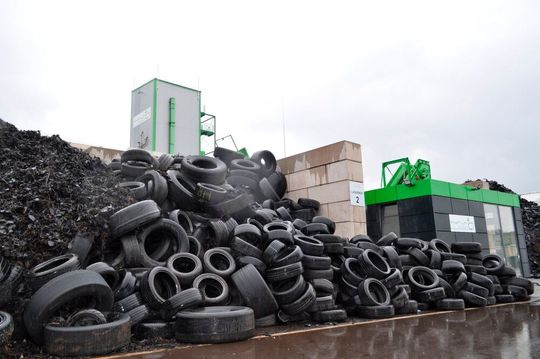 Klassische Gummiprodukte (Kautschuke), wie etwa Reifen, sind vernetzte Polymere und schmelzen nicht wieder auf, um sie so leicht recyceln zu können, wie Thermoplaste. Dennoch hat es Pyrum geschafft, wieder Rohstoffe daraus zu machen. Nun plant man ein zweites Werk ...(Bild:  Pyrum)
