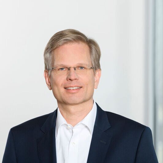 Aldo Kamper kehrt zurück zu Osram. Der Manager leitete bei Osram Opto Semiconductors die LED-Geschäfte für Fahrzeuge. Nach fünf Jahren bei Leoni will er jetzt als Aufsichtsratsvorsitzender bei Osram das Unternehmen strategisch voran bringen.(Bild:  Leoni)