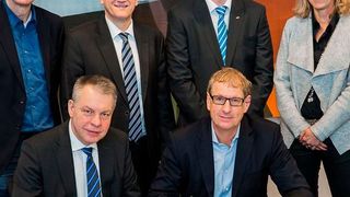 Unterzeichneten den Kooperationsvertrag: Hans-Georg Krabbe, Vorstandsvorsitzender der ABB AG (links) und Albrecht Ehlers, Kanzler der TU Dortmund. Mit dabei Prof. Dirk Biermann, Prorektor Forschung der TU Dortmund, Prof. Uwe Schwiegelshohn, Prorektor Finanzen der TU Dortmund, Dr. Jan-Henning Fabian, Leiter Forschungszentrum ABB Deutschland, und Cornelia Glock, Leiterin HR-Marketing bei ABB Deutschland (v.l.). (Bild: Roland Baege/TU Dortmund)