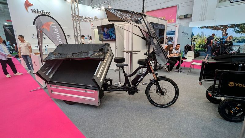 Sie sind Landschafts- und Gartenbauer oder Friedhofswärter und haben öfters Schüttgut zu transportieren? Kein Problem: Mit diesem Lastenrad mit Kipppritsche klappt auch das problemlos. (Bild: Dominsky – VCG)