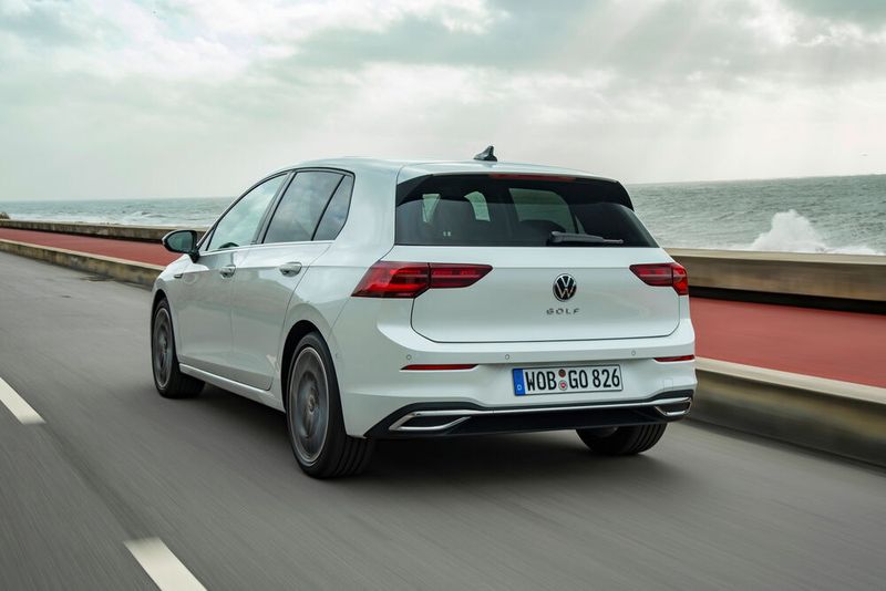 Gewöhnen muss man sich an das Heck mit dem neuen, zweidimensionalen Markenlogo. (VW)