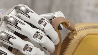 Bild 1: Eine bionische Handprothese ermöglichen ihren Trägern viele Tätigkeiten, die für andere Menschen selbstverständlich sind. (Bild: Steeper)