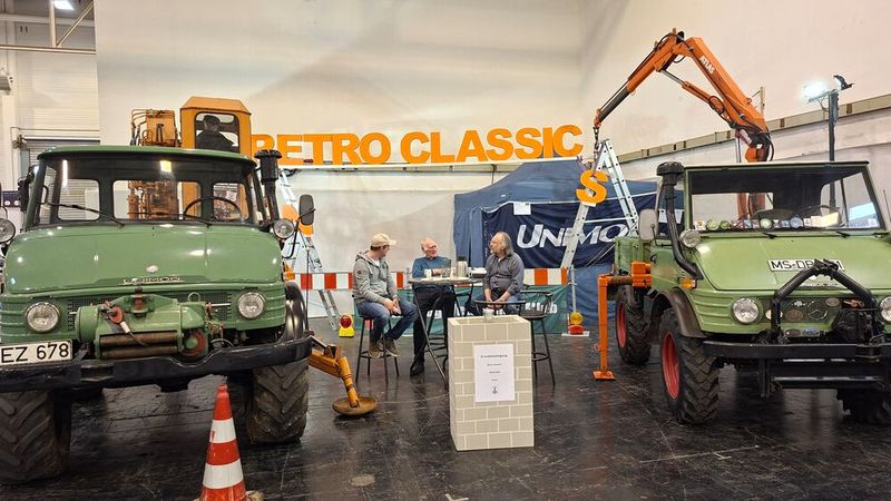 Auf- oder Abbau? Witzig Szene am Stand dieser Unimog-Freund. (Bild: Dominsky – VCG)