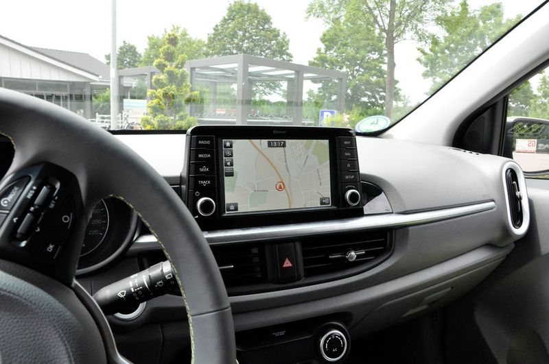 Der 7-Zoll-Touchscreen liegt gut im Blickfeld und ist einfach zu bedienen. (Bild: Simon / »kfz-betrieb«)