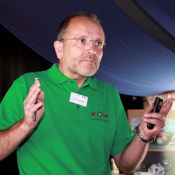Den Elektroantrieb sieht Dr. Wolfgang Reik, Geschäftsführer der Luk-Gruppe Entwicklung und Vorentwicklung der Schaeffler Gruppe Automotive, als die Lösung für eine umweltfreundliche Fortbewegung: „Eigentlich gibt es nur ein Problem, und das ist die Batterie.“ Bild: Schäfer (Archiv: Vogel Business Media)
