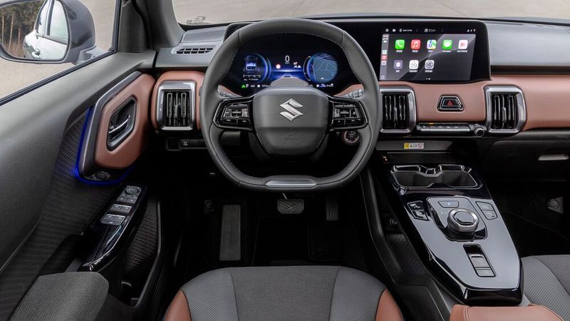 Wie mittlerweile häufig bei modernen Autos bietet auch der E-Vitara zwei Displays.  (Bild: Suzuki)