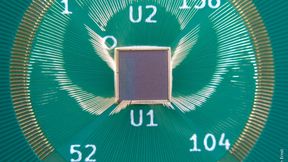 Das ist das System aus Deutschland, das Europa in Sachen Cybersicherheit bei vernetzen Geräter aller Art Souveränität und Transparenz geben soll: Das Fraunhofer-„RISC-V Secure Element“. Hier mehr dazu ... (Bild: Fraunhofer IIS / J. Ernst)