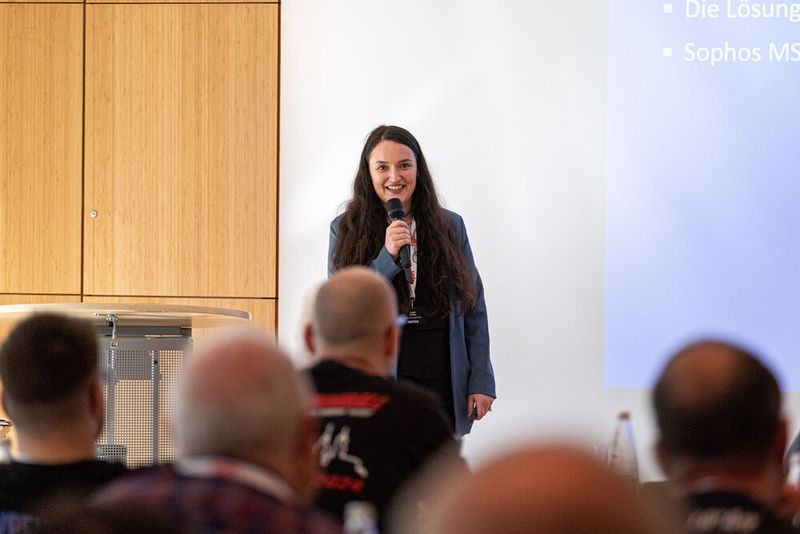 Songül Mokhtar (Sophos) präsentiert den CPN-Mitgliedern, wie man Cybersecurity as a Service für eine proaktive Bedrohungsabwehr nutzen kann. (Bild: Niklas Christensen)