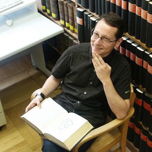„Ich erinnere mich noch sehr genau an den Tag im Jahr 2005, als ich im Labor von Stefan Hell an einem STED-Prototyp erste Bilder von Vesikeln gemacht habe. Eine Aufnahme hat da noch fünf bis zehn Minuten gedauert, und wir haben den ganzen Tag für ein gutes Bild gebraucht. Heute geschieht das in 28 Millisekunden“, sagt Dr. Silvio Rizzoli.