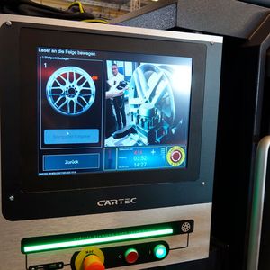 Die Bedienung erfolgt über ein großes Touchdisplay und führt den Bearbeiter Schritt für Schritt durch den Arbeitsprozess.(Bild:  Rosenow – »kfz-betrieb«)