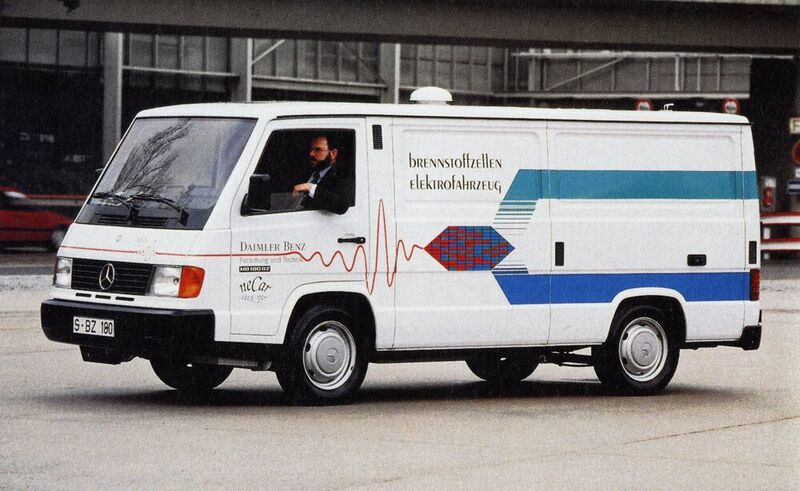Am 25. Februar 1991 beginnt mit einem Projektvorschlag der damaligen Konzerngesellschaft Dornier GmbH in Friedrichshafen die Entwicklung eines Brennstoffzellenaggregats als Antrieb eines Elektrofahrzeugs. 1994 wird Necar vorgestellt.  (Daimler AG)
