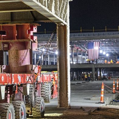 Die Module wurden in einer nahe gelegenen Fertigungsstätte auf dem Flughafengelände hergestellt und einzeln mit selbstfahrenden modularen Transportern (SPMTs) von Mammoet zum Standort transportiert. (Bild: Mammoet)