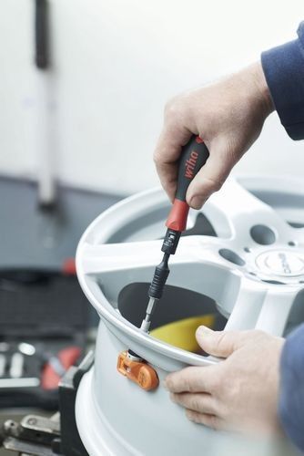 Mit den Reifenventil-Bits und dem Torque Vario S wird auch der Ventileinsatz richtig fest. (Foto: Wiha Werkzeuge GmbH)