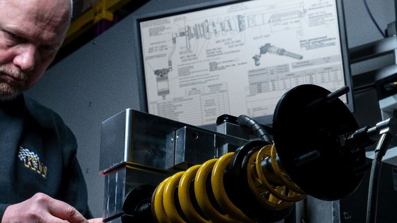 Beim Built-to-Order-Prinzip (BTO) findet die Fertigung von Produkten auftragsbezogen ab einer Losgröße von 1 statt. Das ermöglicht maximale Flexibilität trotz vielfältiger Produktvarianten. KW bietet für nahezu jedes Fahrzeugmodell eine Fahrwerkslösung und Zubehörkomponenten an. (Bild: KW automotive)