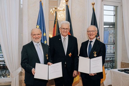V. l. n. r.: Dipl.-Ing. Wolfgang Schmalz, Ministerpräsident Winfried Kretschmann und Dr. Kurt Schmalz bei der Preisverleihung Ende März in Stuttgart.(Bild:  Staatsministerium Baden-Württemberg / Ilkay Karakurt)