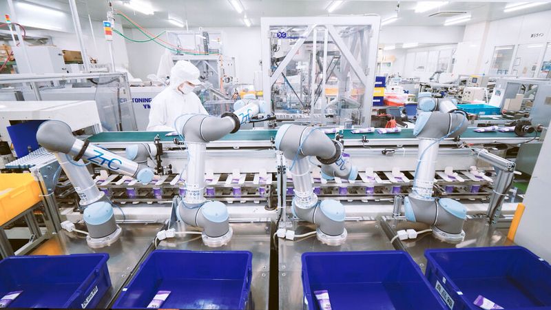 Cobots von UR unterstützen Fachpersonal hier in Sachen Materialumschlag. (Bild: Universal Robots)