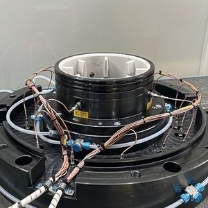 Pumpenentwicklung: Außenansicht einer instrumentierten Komponente, die mit Drucksensoren und Verkabelung ausgestattet ist.(Bild:  Kistler Gruppe)