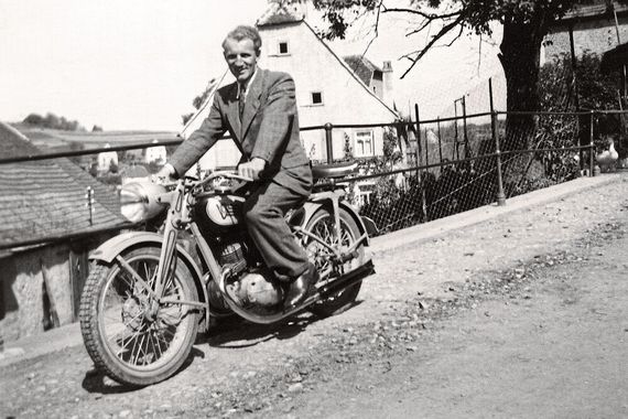 1949: Gründung von Azo durch Adolf (im Bild auf dem ersten Firmenfahrzeug) und Marianne Zimmermann in Osterburken