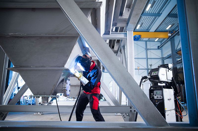 Impulslichtbogenschweißen von hochlegiertem Chrom-Nickel-Stahl mit dem innovativen Schweißprozess forcearc puls. Die Schweißrauchemissionen sinken um das 4,5-fache gegenüber dem konventionellen Schweißverfahren. (EWM)