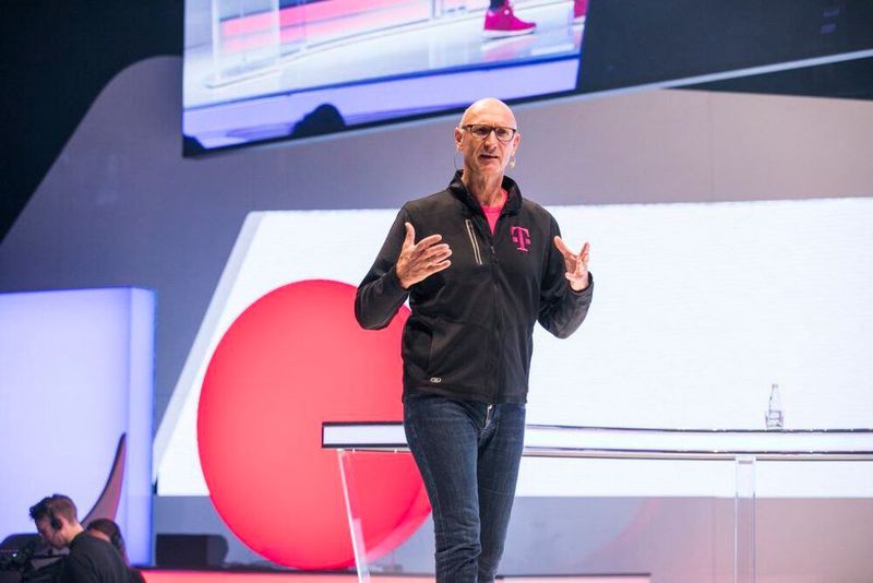 Timotheus Höttges, Vorstandsvorsitzender der Telekom AG, spricht vor hunderten Zuhörern auf der dmexco 2018. Einige Unternehmen bauen ihre Führungspersönlichkeiten durch gezielte PR-Arbeit zu Thought Leadern und Influencern auf. Ein Konzept, das Influencer Marketing sinnvoll in den B2B-Bereich übersetzt. 