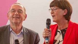 Norbert Walter-Borjans und Saskia Esken wehren sich gegen Vorwürfe, ihr Nein zur generellen Autoprämie würde Arbeitsplätze gefährden. (Bild: 2019-09-10SPDRegionalkonferenzTeamEskenWalter-BorjansbyOlafKosinskyMG2393 / Olaf Kosinky / CC BY-SA 3.0)
