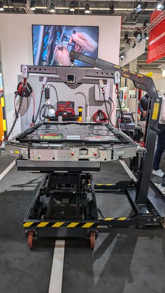 Bei Würth waren viele Ausrüstungsgegenstände für den E-Auto-Service zu sehen – beispielsweise ein Hubtisch samt Kran für Hochvoltbatterien. (Bild: Rosenow – VCG)
