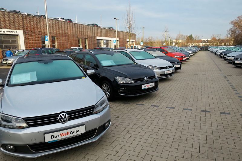 Vor einem Jahr freute sich das Autohaus noch über die vergrößerte Gebrauchtwagenausstellung. Heute ist sie schon wieder zu klein und muss erweitert werden. (Lulei)