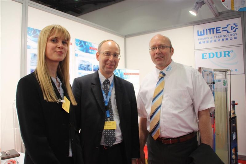 von links: Frederike Holdhof (Edur), Dr. Sven Wieczorek (Witte Pumps) und Joachim Thiele (Edur) (Archiv: Vogel Business Media)