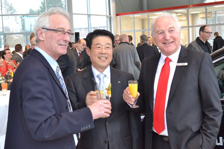 Axel Jahnz, Oberbürgermeister von Delmenhorst, Jin Ha Kim, Präsident und Geschäftsführer (CEO) von Kia Motors Deutschland, und Manfred Engelbart, Geschäftsführer der Engelbart GmbH. (Foto: Kia)