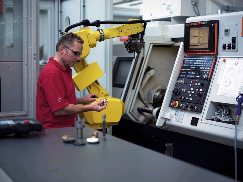Bild 4: Präzise arbeitende Fertigungsroboter unterstützen die Produktion.  (Bild: Goetze)