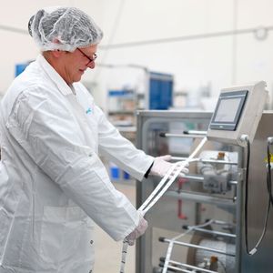 In der Produktion von Tropack werden individuelle Geometrien und Größen von Trockenmitteln gefertigt. (Bild: Tropack)