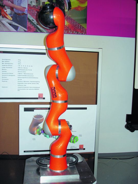 Das ist ein flexibel beweglicher Roboter-Leichtbauarm, den Avantgarde Technolgie auch noch entwickelt hat.(Bild:  Avantgarde Technologie)