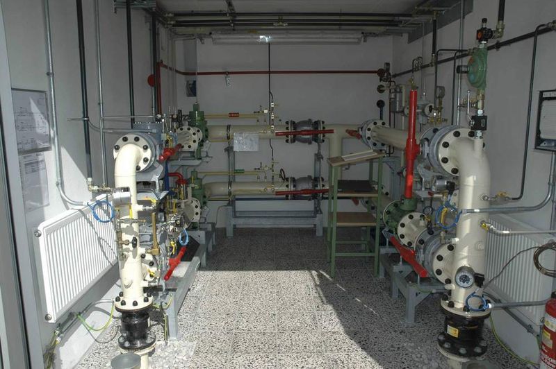 Heizungen sorgen in den Stationen dafür, das die Rohre und Messstellen bei der Druckminderung nicht vereisen.  (Bild: Turck)