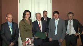 Bundesministerin Aigner im Kreise der Förderbescheid-Empfänger  (Bild: BMELV)