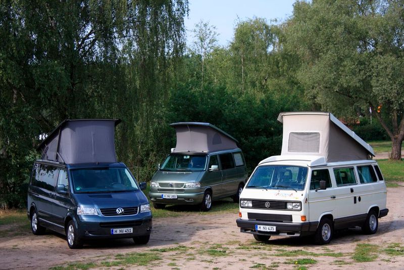 Generationentreffen der California-Busse. Diie mit dem T1 und T2 geschaffene Basis nutze Volskwagen und baute ab dem T3 seine Campingfahrzeuge unter der Modellbezeichnung California selbst. (Bild: Volkswagen Nutzfahrzeuge)