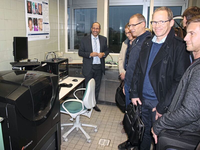 Mit großem Interesse haben die Teilnehmer das 3D-Lab von Prof- Al-Nawas besichtigt. (Reinhardt / Devicemed)