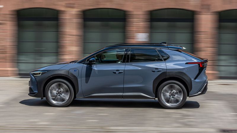 Der Solterra fällt mit Design und seiner physischen Präsenz durchaus auf. (Bild: Subaru)