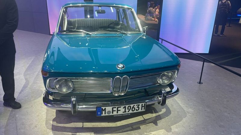 Doch die alte „Neue Klasse“ war ebenfalls ein beliebtes Fotomotiv. (Bild: Grimm – VCG)