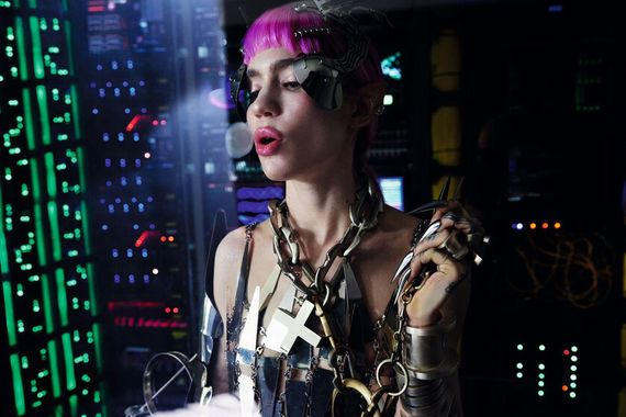 Der Pirelli-Kalender 2022 führt in seiner Weise zur Autobranche: Ein Kalenderblatt ziert Grimes – die Musikerin ist die Ex-Frau von Tesla-Chef Elon Musk. (Bild: Pirelli Kalender 2022, Bryan Adams)