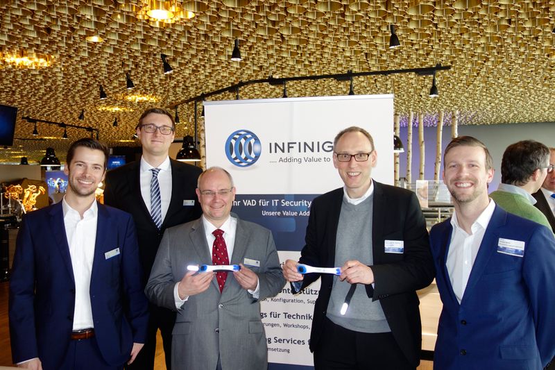 Bei dem Infinigate Team leuchtet es safe durch die Nacht (v. l.) Marcel Kocybik, Alexander Loos, Markus Strompen, Bernhard Gössel und Christian Büchel, Bürosysteme Irrgang & Lange. (Bild: IT-BUSINESS)