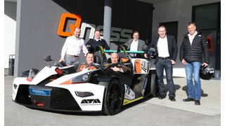 Qness wird Teil der Verder-Gruppe. Vorne: Dr. Jürgen Pankratz, CEO Verder Scientific (li.), Andries Verder, Eigentümer Verder Gruppe (re.). Hinten von links nach rechts: Die Gesellschafter der Qness GmbH, G. Felbinger, M. Steiner, H. Hiegelsberger, R. Gruber, R. Höll  (Verder Scientific)